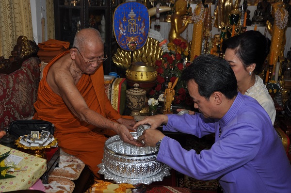 ผู้ว่าราชการจังหวัดเชียงใหม่เดินทางสักการะรดน้ำดำหัวพระเถระชั้นผู้ใหญ่