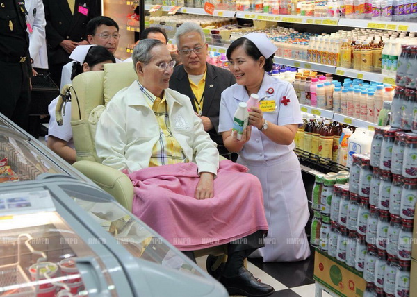 พระบาทสมเด็จพระเจ้าอยู่หัว เสด็จพระราชดำเนินเป็นการส่วนพระองค์ เพื่อทอดพระเนตรการดำเนินงานร้านโกลเด้นเพลส สาขา 10 ตั้งอยู่ชั้นล่างของโรงพยาบาลศิริราช ปิยมหาราชการุณย์