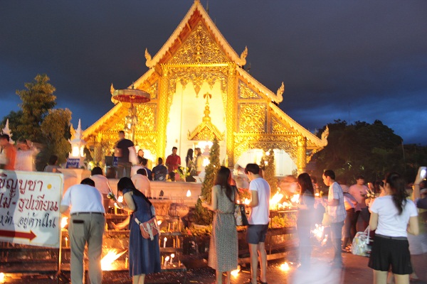 ผู้ว่าราชการจังหวัดเชียงใหม่ นำพุทธศาสนิกชนจังหวัดเชียงใหม่พร้อมใจร่วมพิธีเวียนเทียน เนื่องในวันอาสาฬหบูชา