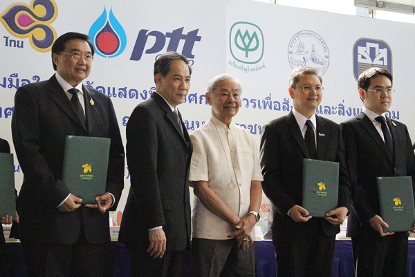พิธีลงนามข้อตกลงว่าด้วยความร่วมมือในการจัดแสดงนิทรรศการถาวรเพื่อสังคมและสิ่งแวดล้อมและงานแถลงข่าว “เทศกาลชมสวน ณ อุทยานหลวงราชพฤกษ์ 2556”