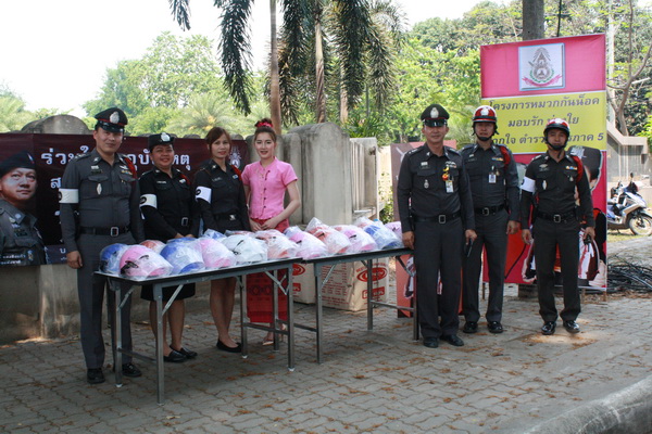 ตำรวจจารจรมอบหมวกนิรภัย “ห่วงใยความปลอดภัยบนท้องถนน”