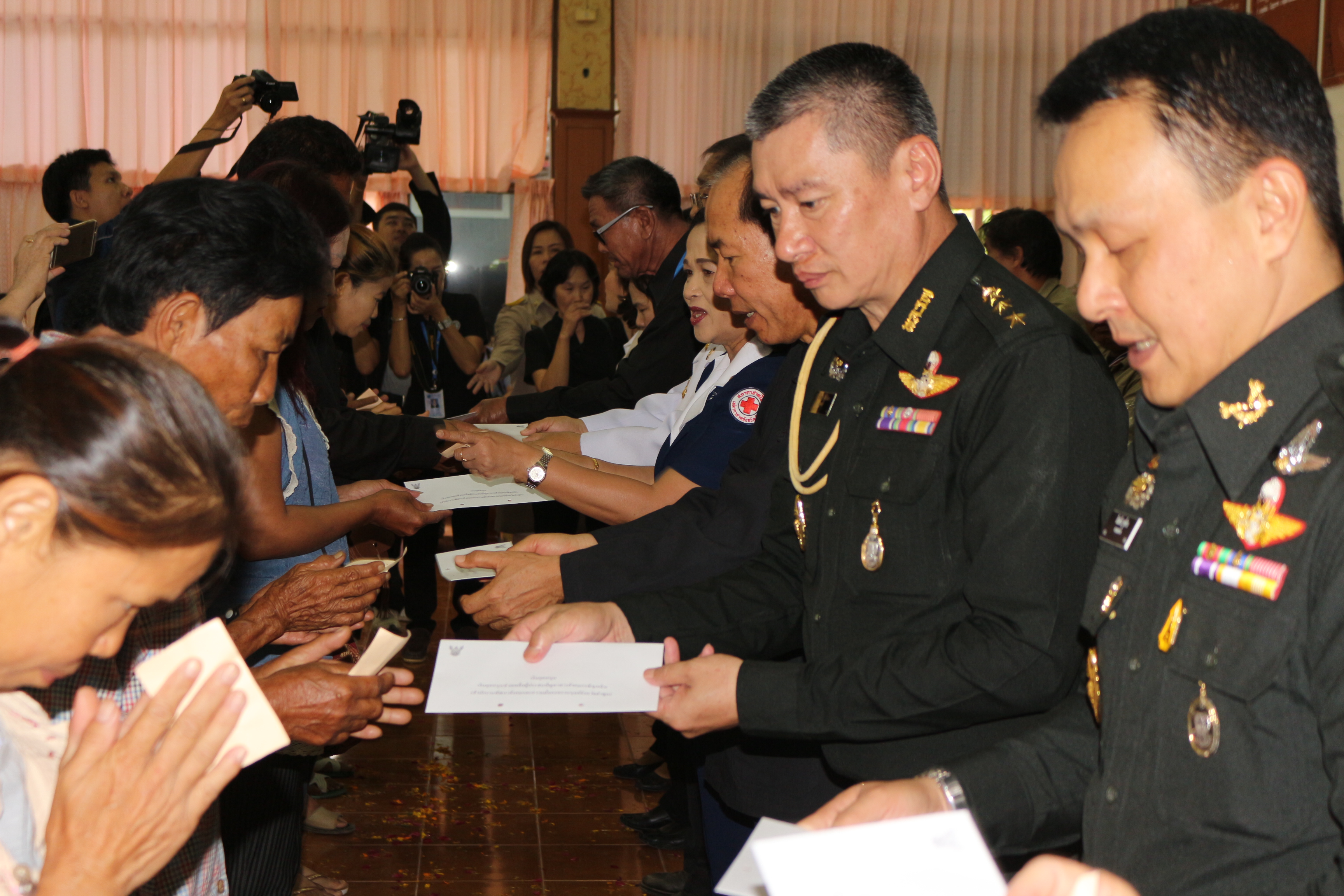 ร่วมออกหน่วยบริการประชาชน ตามโครงการ "หน่วยบำบัดทุกข์ บำรุงสุข จังหวัดลำพูนเคลื่อนที่"