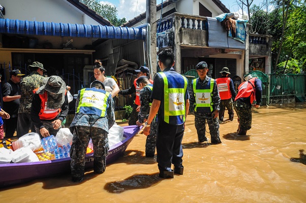 ออกให้การช่วยเหลือประชาชนที่ได้รับความเดือดร้อนจากสถานการณ์น้ำท่วม