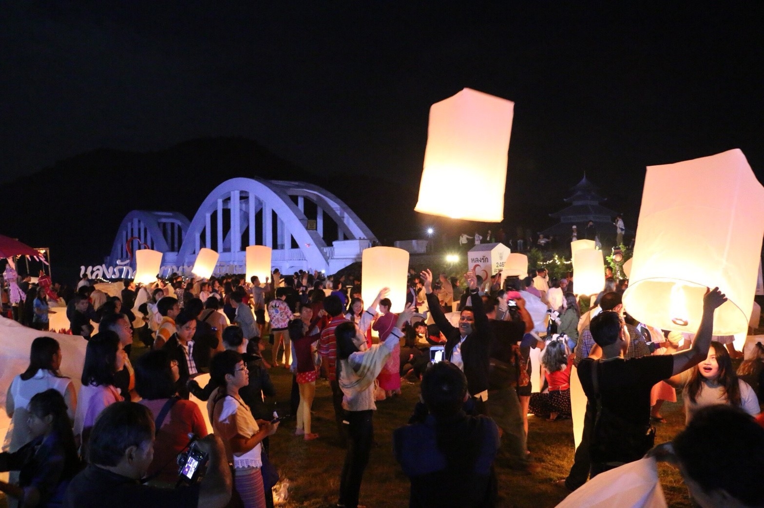 เทศกาลลอยกระทงวิถีล้านนา สะพานขาวทาชมพู