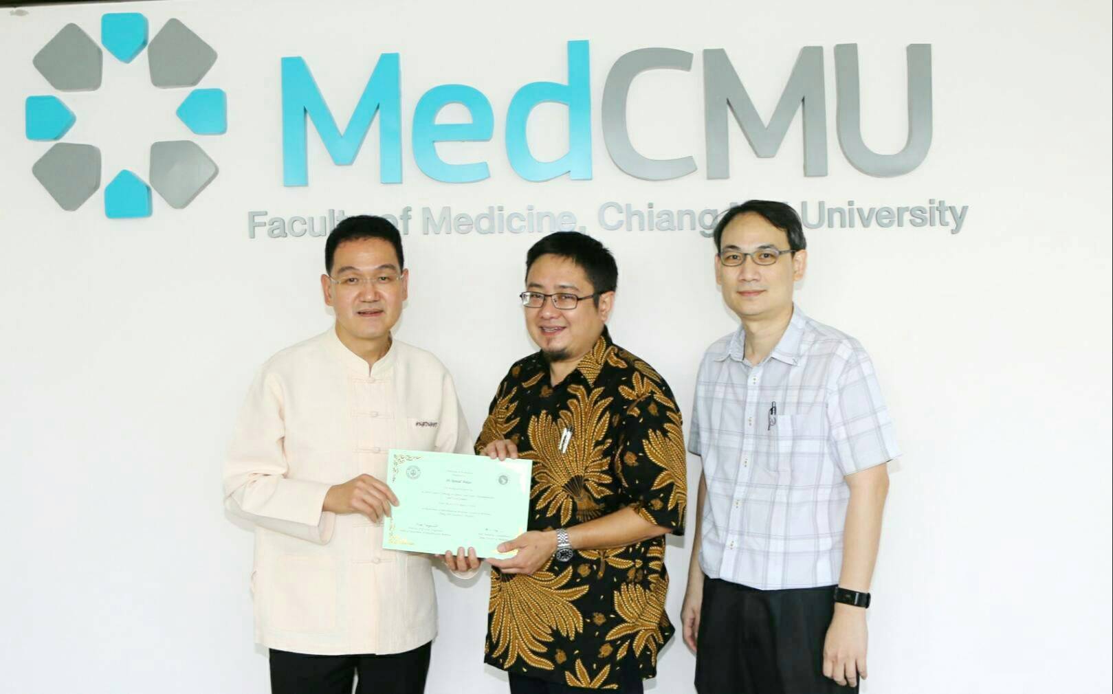 คณะแพทยศาสตร์ มช.มอบประกาศนียบัตรให้แก่ Dr. Ronald Pakasi, Fatmawati Hospital, Jakarta
