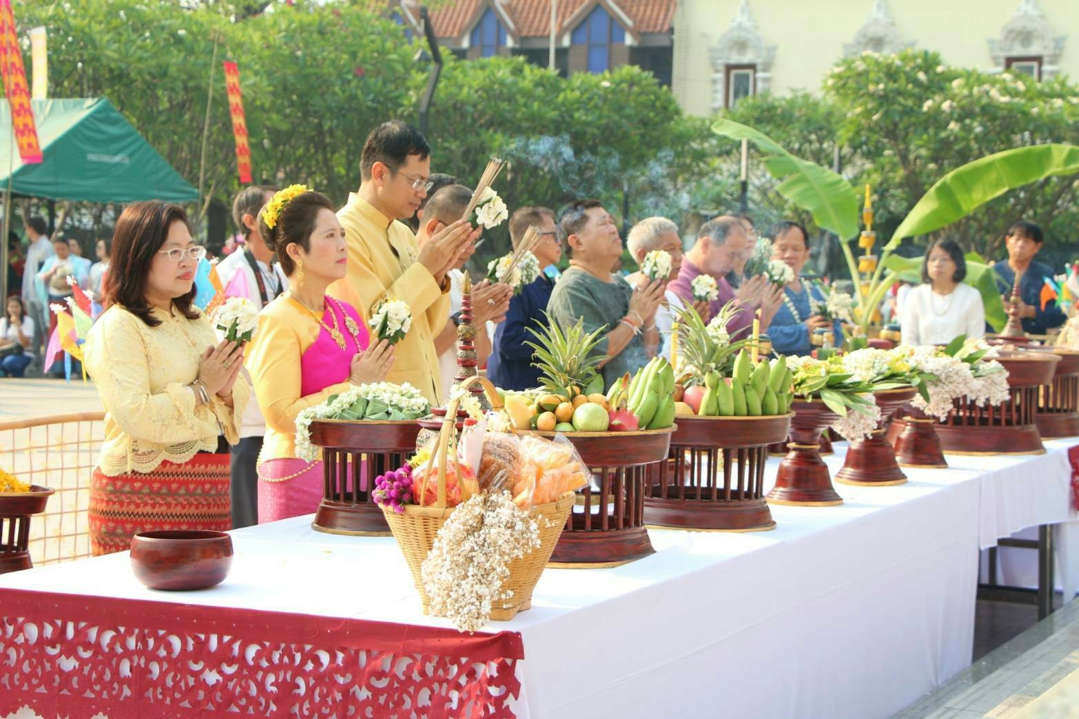  จังหวัดเชียงใหม่ จัดพิธียอสวยไหว้สา พระญามังราย เพื่อระลึกถึงผู้ก่อตั้งเมืองเชียงใหม่ และเป็นสิริมงคลแก่ตนเอง เนื่องในโอกาสประเพณีสงกรานต์