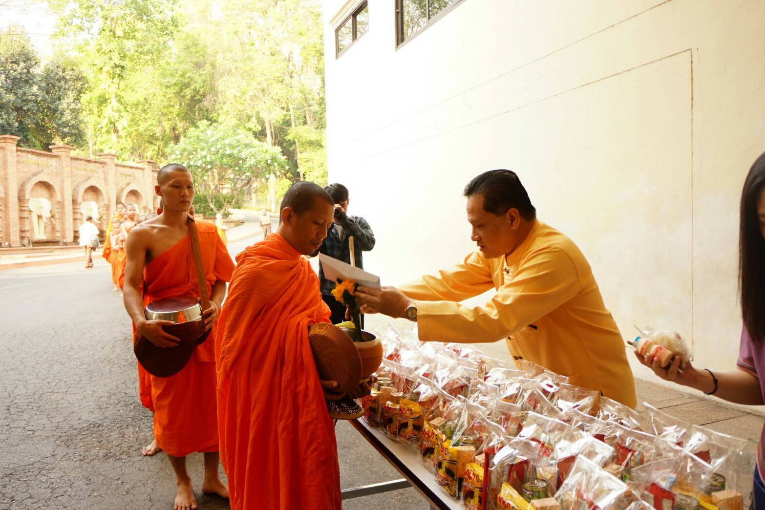 คณะผู้บริหาร พนักงาน พระเจ้าหน้าที่สวนสัตว์เชียงใหม่ ตักบาตรทำบุญเสริมสิริมงคล