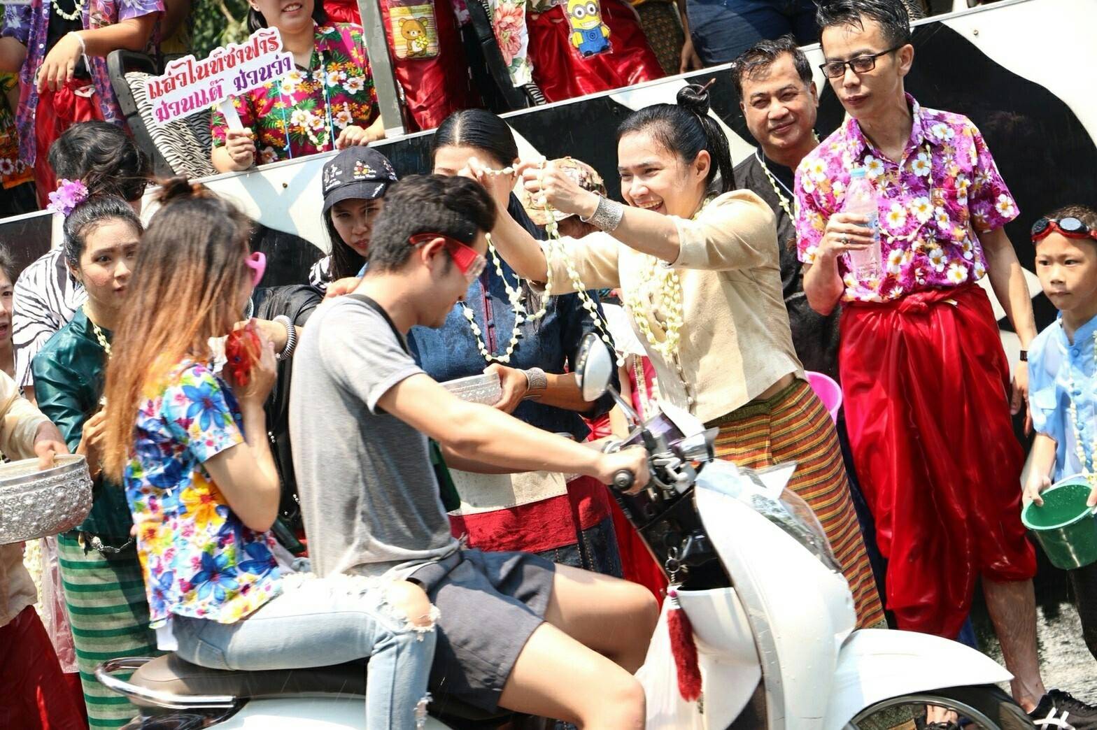 เชียงใหม่ไนท์ซาฟารี สืบสานประเพณีปี๋ใหม่เมือง ร่วมเล่นน้ำกับนักท่องเที่ยว บริเวณคูเมืองเชียงใหม่