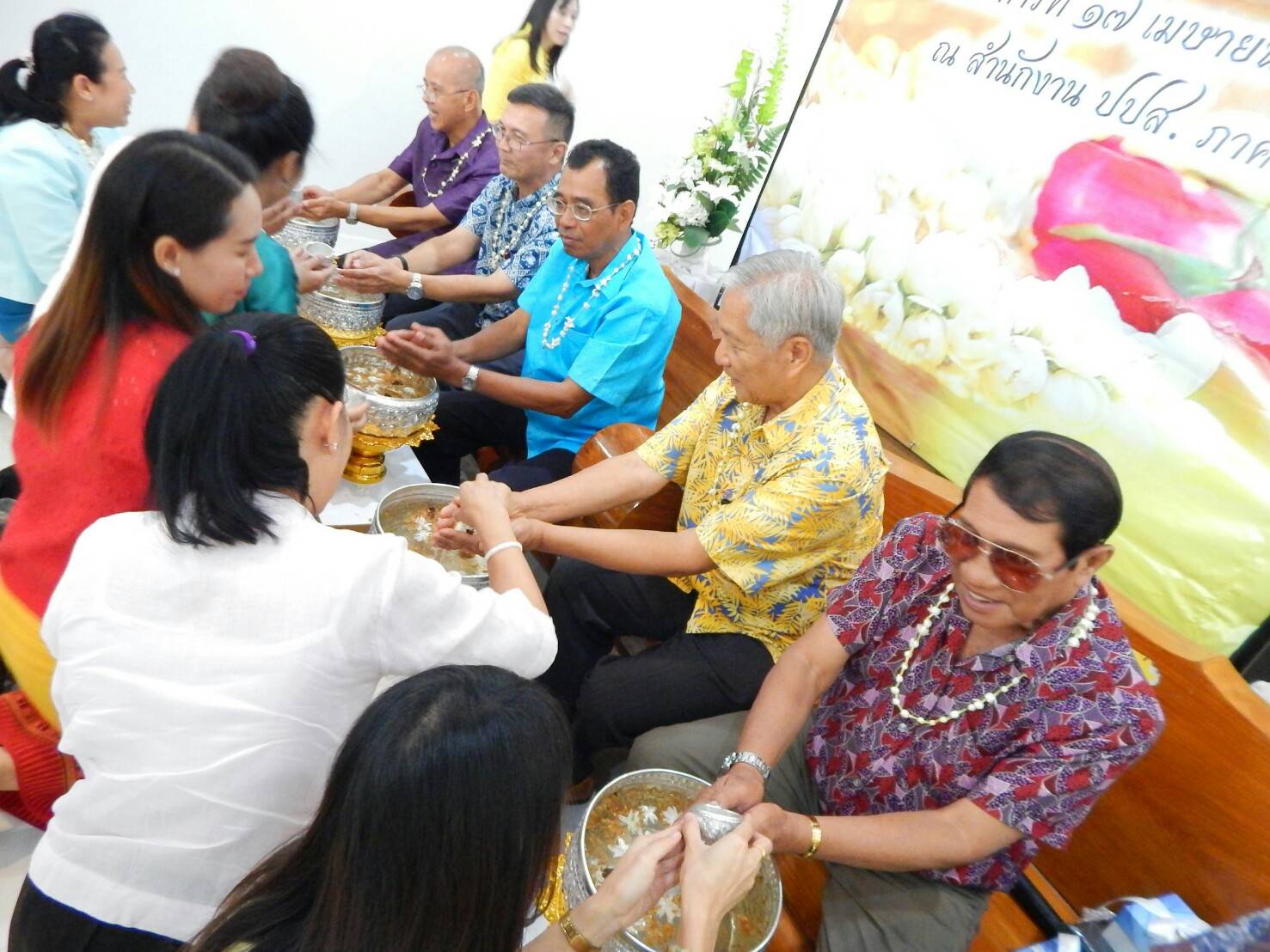ปปส.ภาคเหนือสรงน้ำพระพุทธมนต์พระพุทธชนาภิบาลทศพลญาณมุนี  และรดน้ำดำหัวขอพรจากอดีตผู้บริหาร สำนักงาน ป.ป.ส.