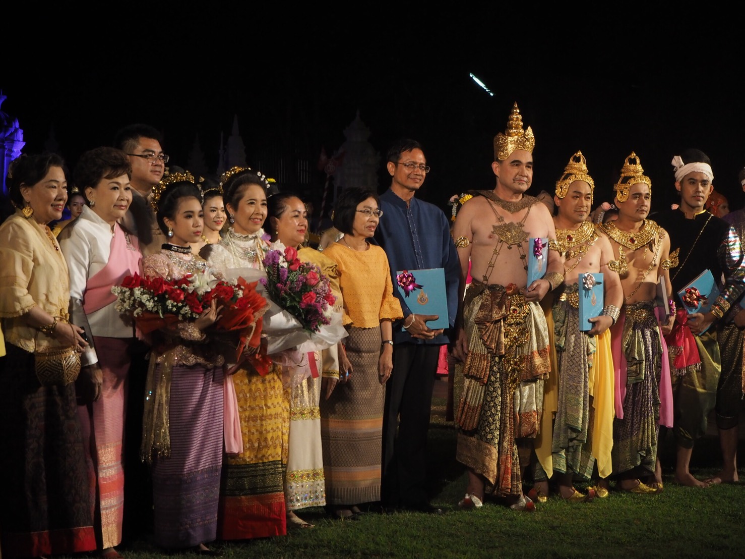 พ่อเมืองเชียงใหม่ พร้อมเจ้านายฝ่ายเหนือ นำชาวเชียงใหม่สักการะกู่เจ้าหลวงเชียงใหม่ เพื่อน้อมรำลึกพระกรุณาธิคุณของอดีตเจ้าผู้ครองนคร และเจ้านายฝ่ายเหนือคนอื่นๆ ที่ล่วงลับไปแล้ว   