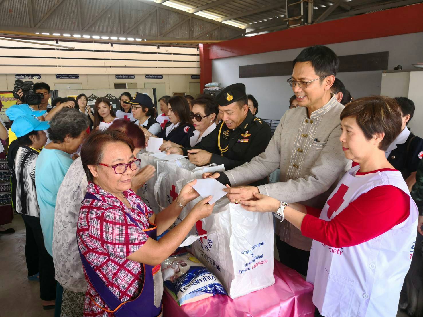 ผู้ว่าฯ เชียงใหม่ ลงพื้นที่ตรวจเยี่ยมผู้ประสบภัยพายุฤดูร้อน พร้อมมอบเงินและสิ่งของช่วยเหลือให้แก่ครอบครัวผู้เสียชีวิตจำนวน 2 ราย โดยจะเร่งเข้าซ่อมแซมและฟื้นฟูเป็นการด่วน
