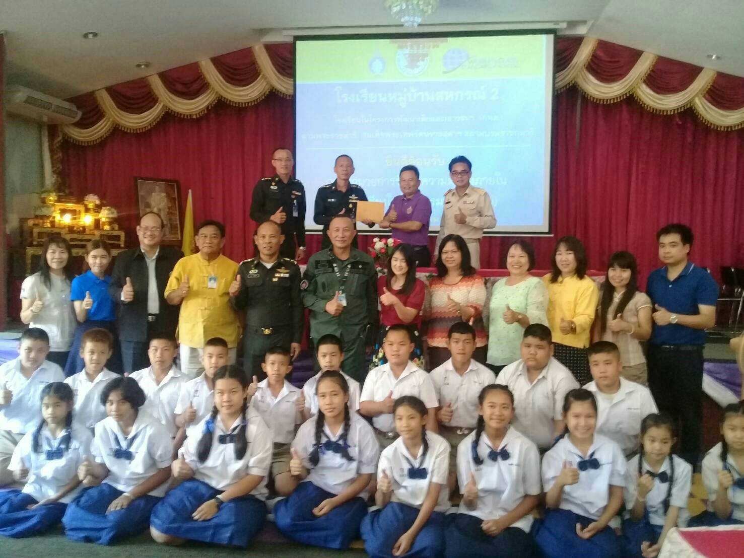 เป็นตัวแทนส่งมอบโครงการจัดตั้งชุมชนปรองดองสมานฉันท์เพื่อการพัฒนา ในการดำเนินการจัดตั้งเตาเผาชีวมวลและโครงการเพื่ออาหารกลางวัน