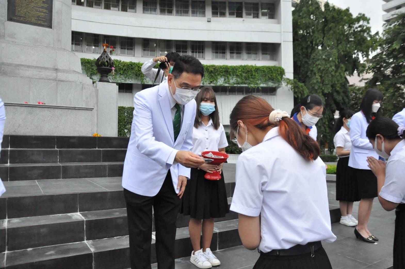 คณบดีคณะแพทยศาสตร์ มช. เป็นประธานในพิธีมอบหัวเข็มขัดแก่นักศึกษาชั้นปีที่ 2 คณะแพทยศาสตร์ มช.
