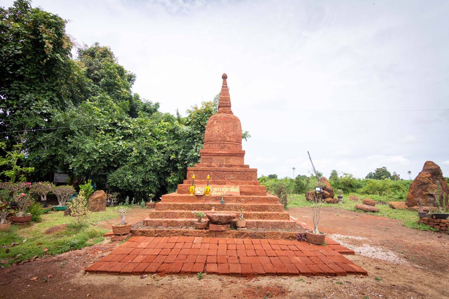 กำแพงเพชร - อะเมซิ่งกำแพงเพชร พบแหล่งศิลาแลงบนพื้นที่กว่า 60 ไร่ที่อำเภอพรานกระต่าย เจ้าของเผยเตรียมจัดทำเป็นแหล่งท่องเที่ยว และแหล่งเรียนรู้ ของจังหวัดกำแพงเพชร