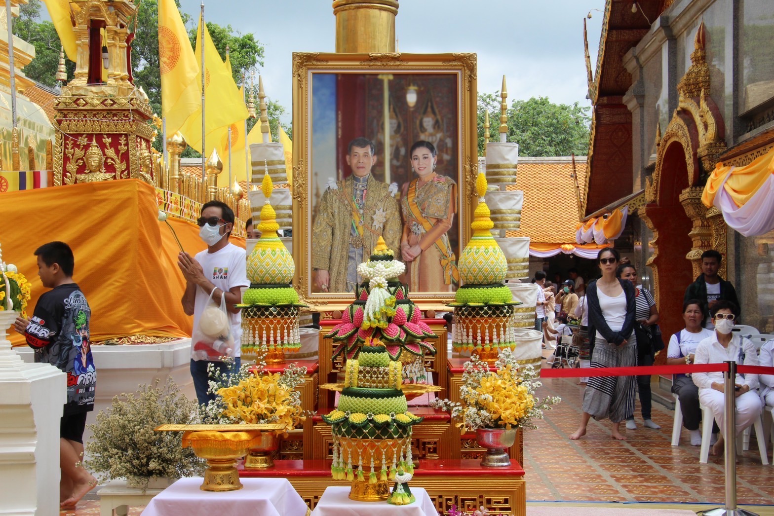 ในหลวง-พระราชินี พระราชทานน้ำสรงและผ้าไตร ในงานสรงน้ำพระธาตุดอยสุเทพ เนื่องในวันวิสาขบูชา