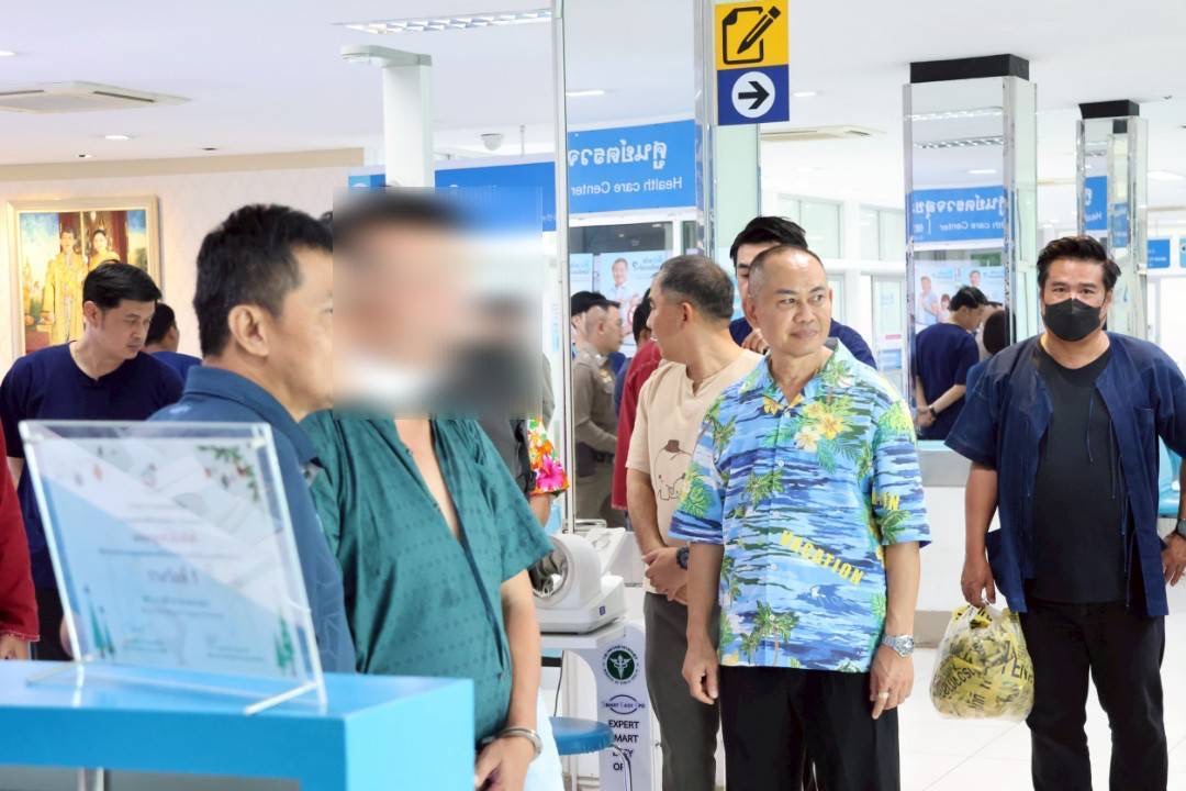 "ผบก.ภ.จว.เชียงใหม่ นำกำลังตำรวจเข้าระงับเหตุชายคลุ้มคลั่งจี้คอตัวเองกลางโรงพยาบาล ไม่มีผู้บาดเจ็บ"