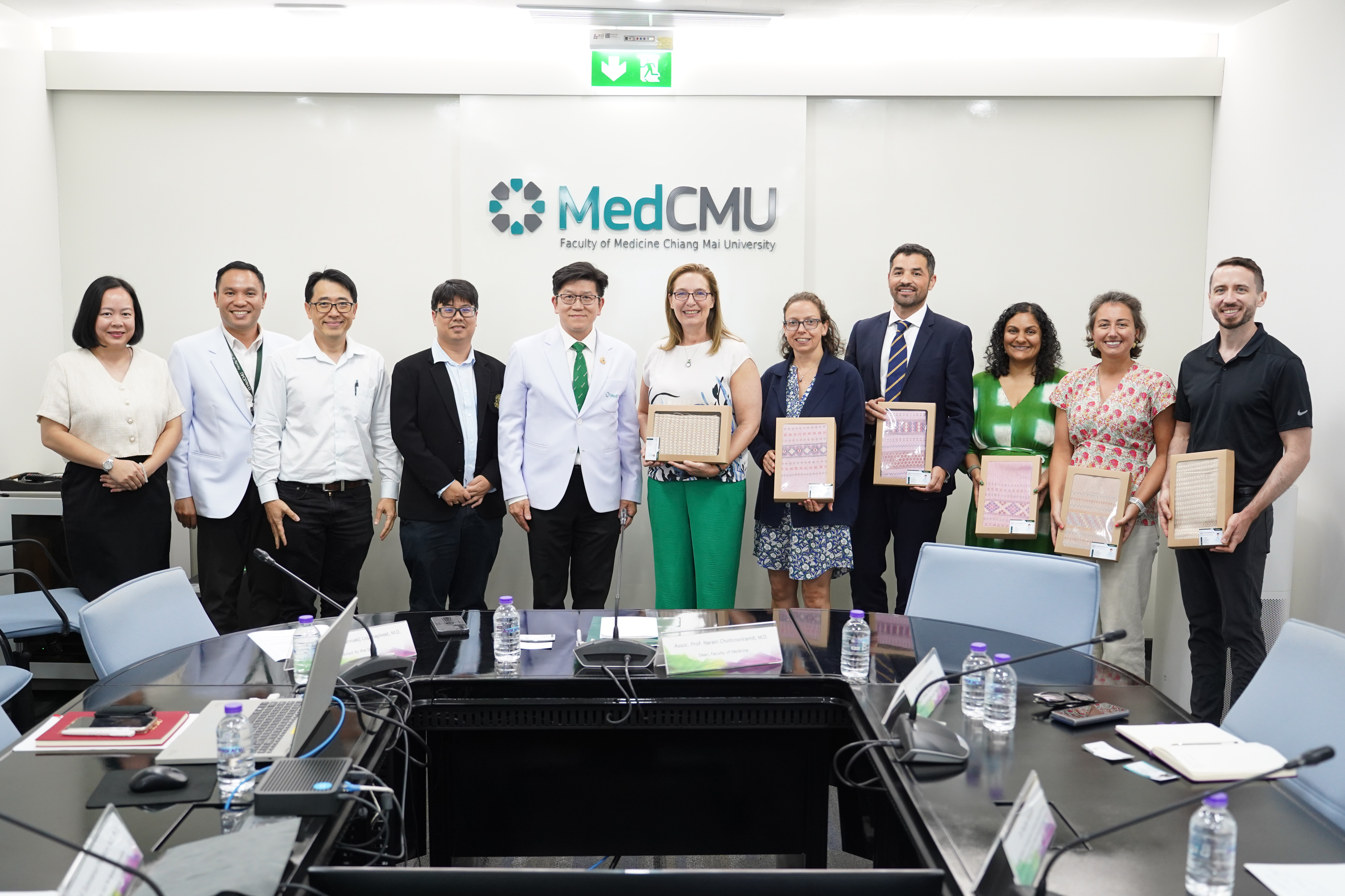 คณบดีคณะแพทยศาสตร์ มช. พร้อมคณะ ให้การต้อนรับ Mr. John-george Nicholson และคณะจาก London School of Hygiene and Tropical Medicine สหราชอาณาจักร