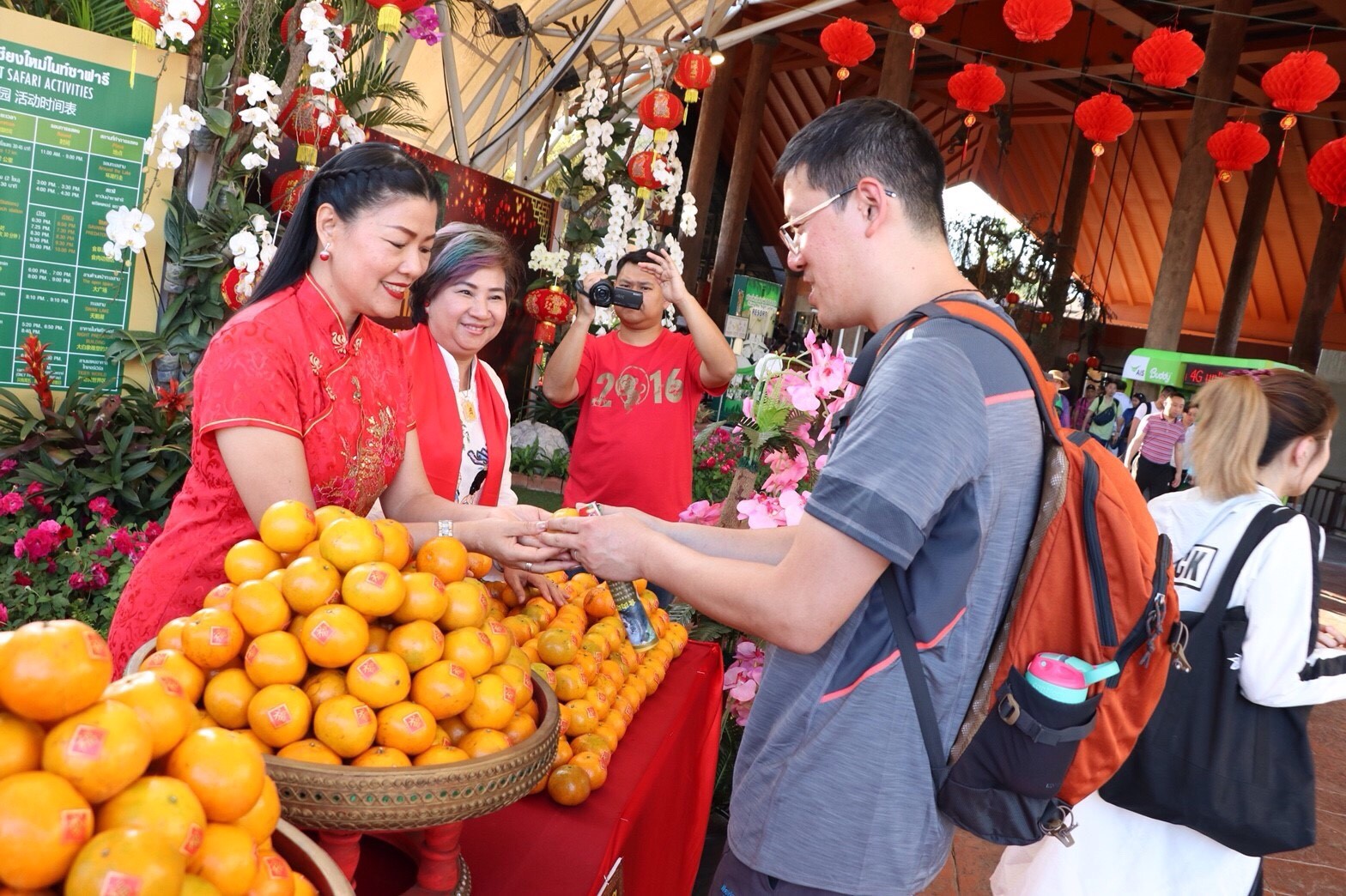 เชียงใหม่ไนท์ซาฟารี มอบส้มมงคลต้อนรับนักท่องเที่ยวในเทศกาลตรุษจีน