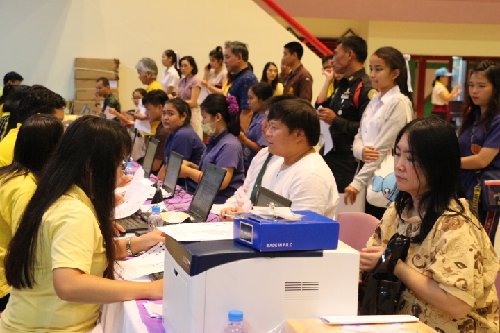 ชาวเชียงใหม่หลายพันคนเดินทางมาร่วมสมัครจิตอาสาพระราชทาน “เราทำความ ดี ด้วยหัวใจ” เพิ่มเติมอย่างต่อเนื่องตลอดทั้งวัน หลังเปิดรับสมัคตั้งแต่วันที่ 17 ก.ค.ที่ผ่านมา โดยยอดรวม 4 วัน มีผู้มาลงทะเบียนร่วมกิจกรรมแล้ว 14,697 คน