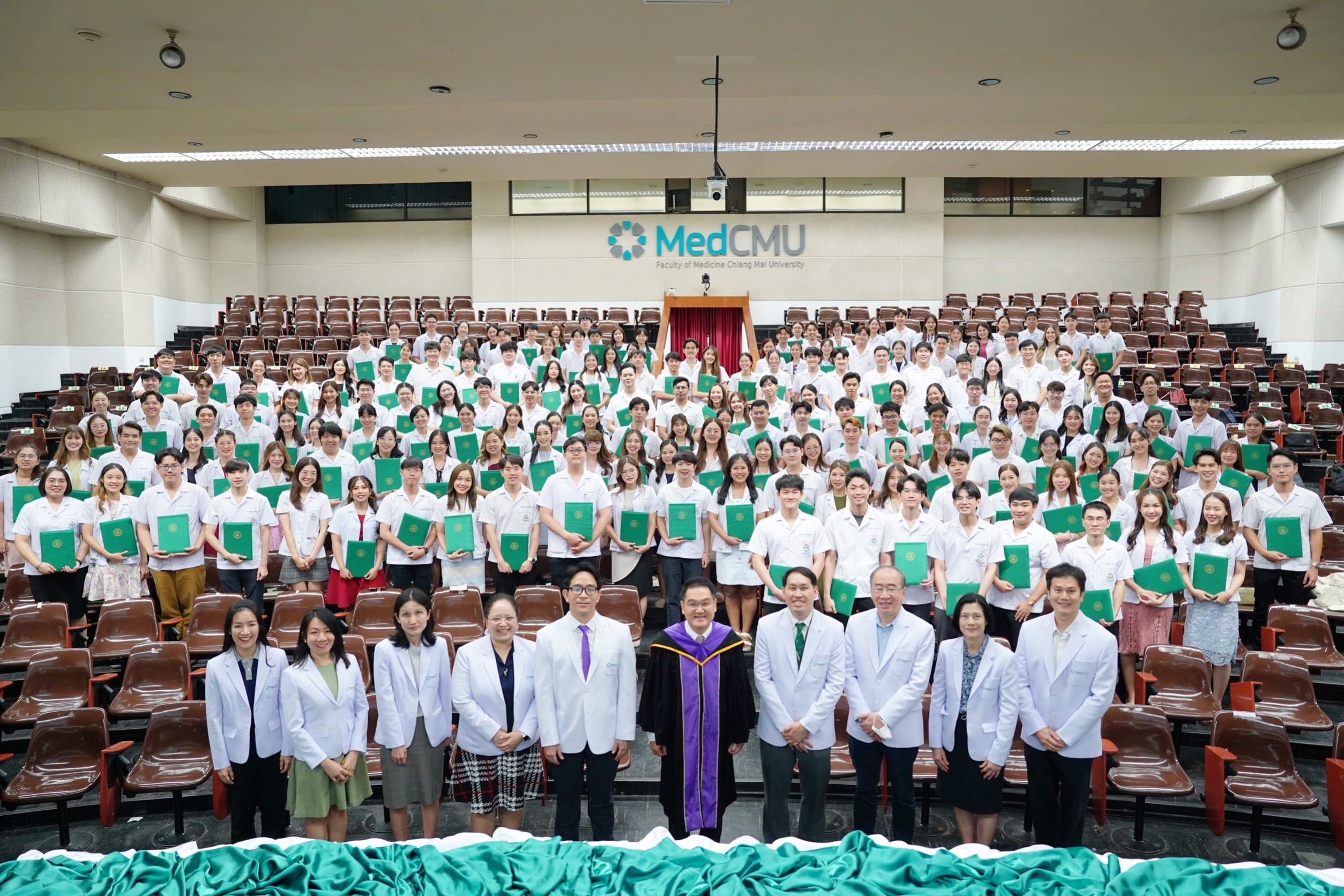  คณบดีคณะแพทยศาสตร์ มช. เป็นประธานในพิธีมอบใบอนุญาตประกอบวิชาชีพเวชกรรม และกล่าวคำปฏิญาณตน สำหรับบัณฑิตแพทย์ รุ่นที่ 60