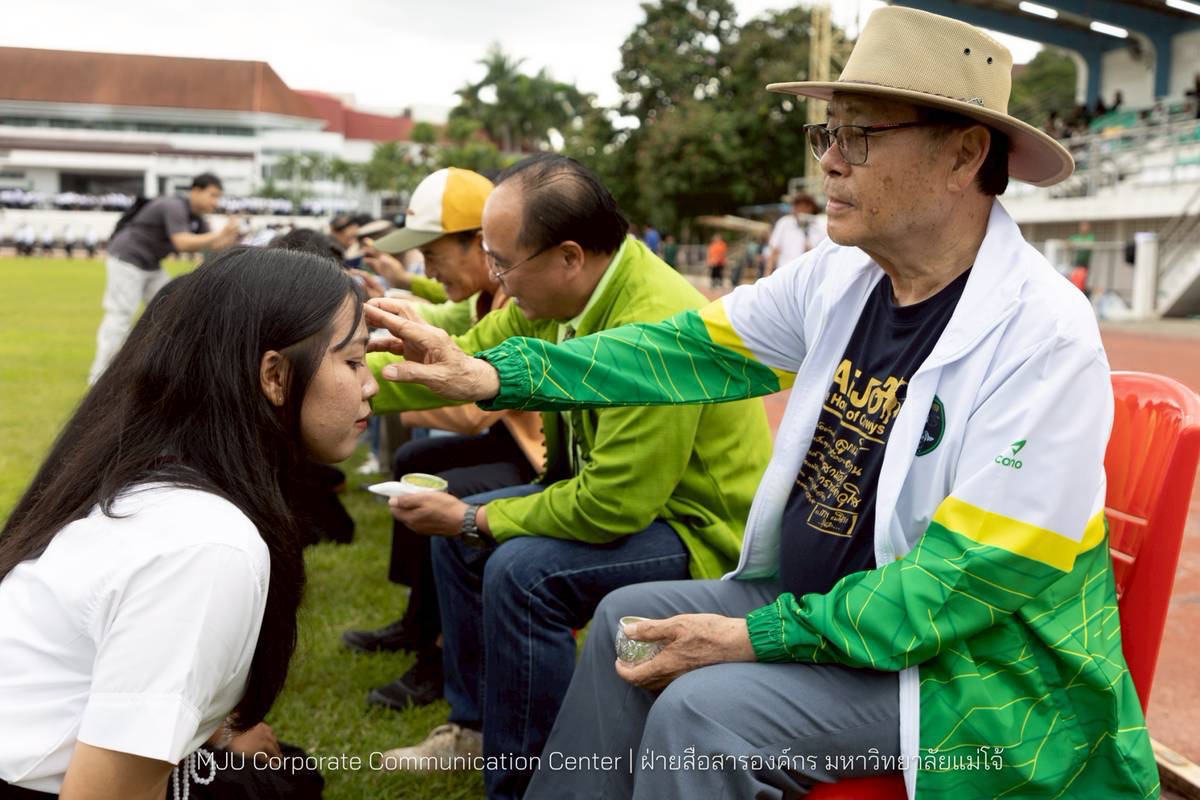 รับขวัญน้องใหม่ กลัดเข็มผูกไท อินทนิลช่อที่ 90 เป็นลูกแม่โจ้อย่างภาคภูมิ