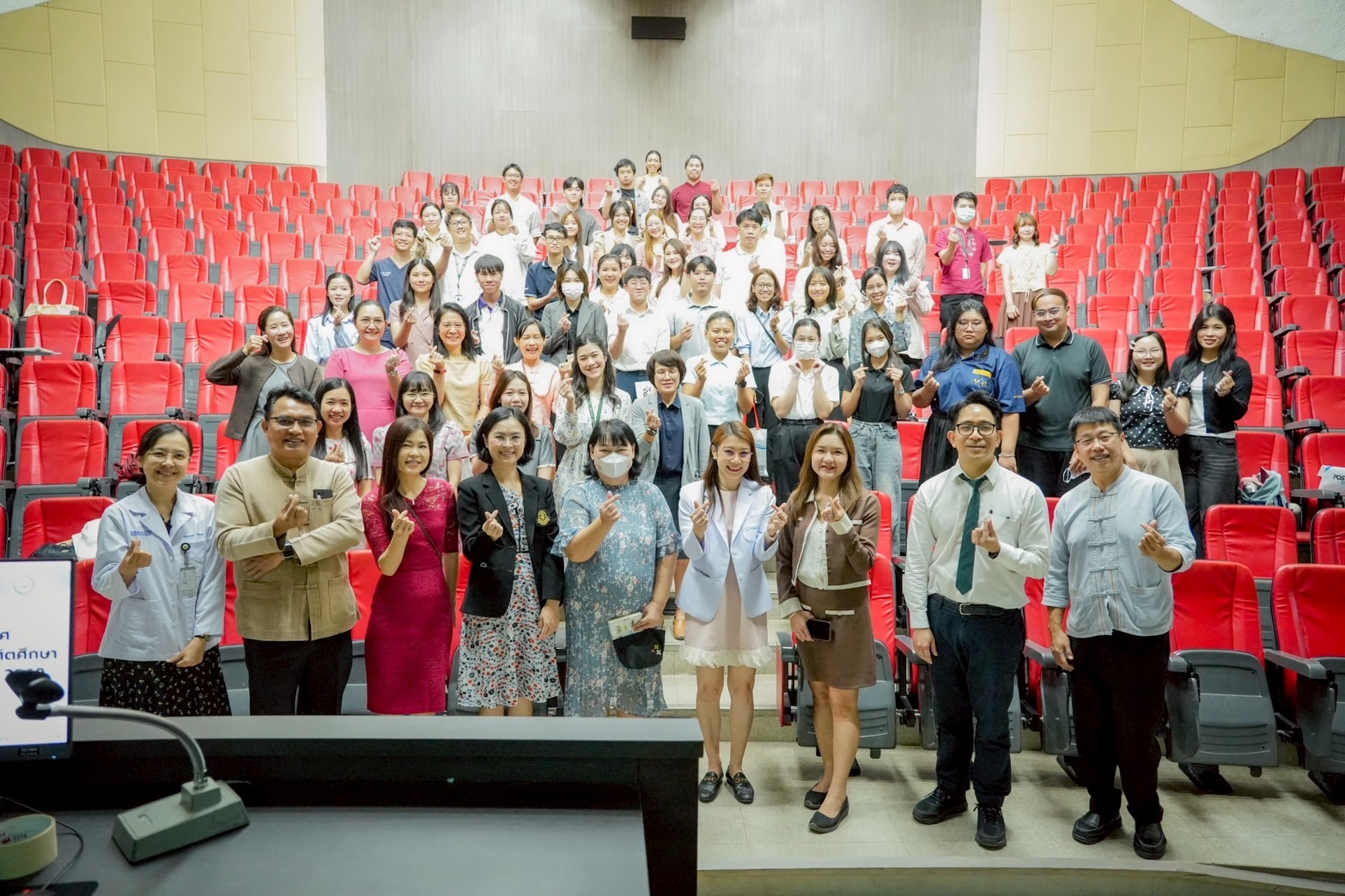กล่าวต้อนรับนักศึกษาใหม่ระดับบัณฑิตศึกษา พร้อมทั้งให้คำแนะนำ แนวทาง