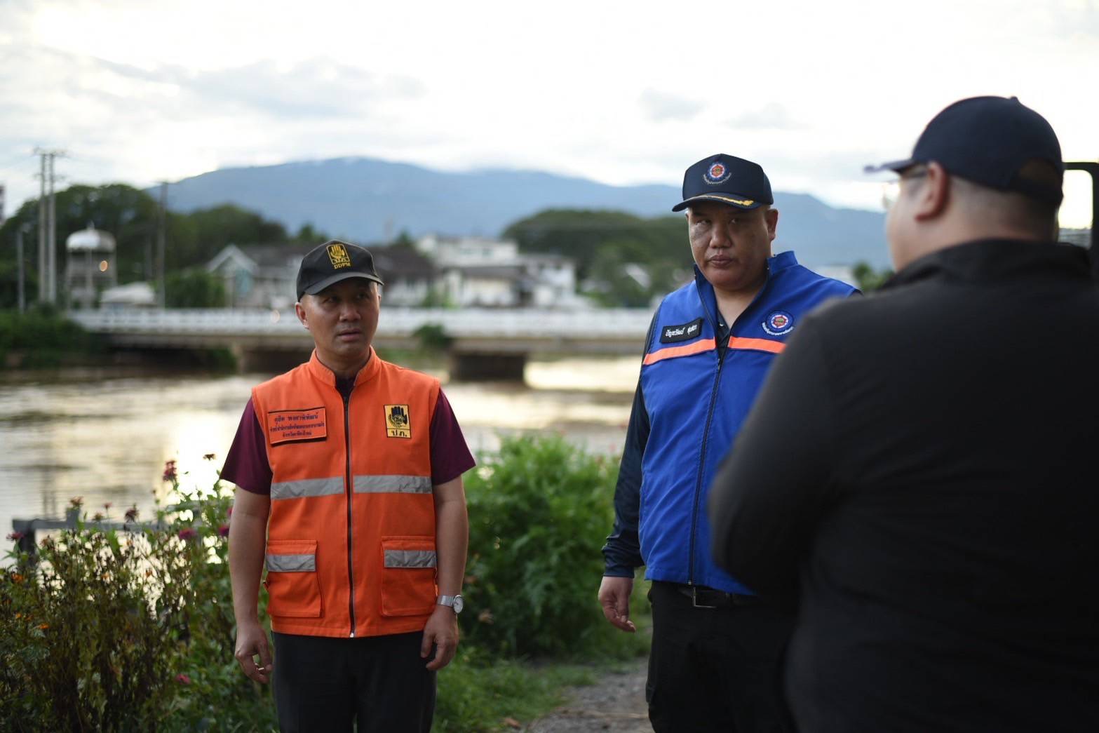 รองผู้ว่าฯ เชียงใหม่ ติดตามการขุดลอกน้ำปิง กำชับทุกฝ่าย ล้างทำความสะอาดถนนและดูดเศษตะกอนที่ตกค้างตามท่อระบายน้ำอย่างต่อเนื่อง รองรับการระบายน้ำจากฝนตกหนักในช่วงสัปดาห์หน้า
